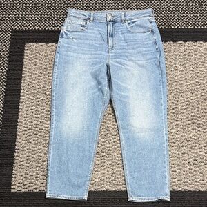 American Eagle Mom Jean Women’s 14 Short High Rise Light Wash Distressed NWT 14S